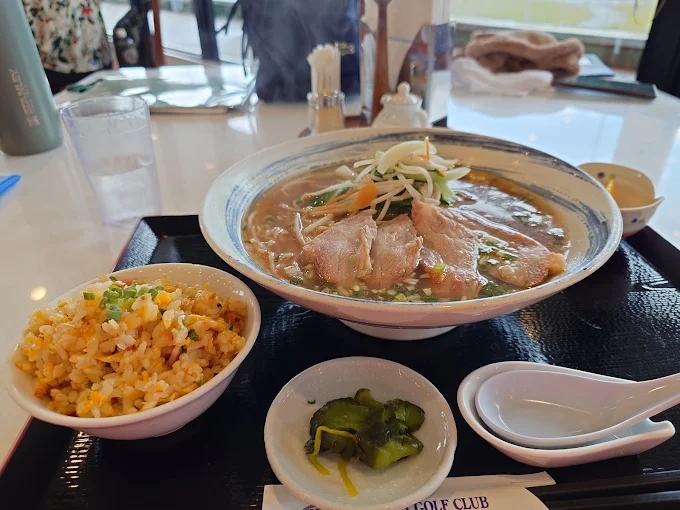 돼지고기와 채소가 올라간 된장 라멘과 볶음밥 세트