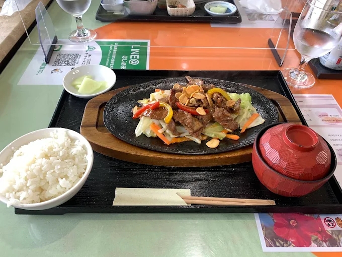 소고기와 채소, 마늘칩이 뜨거운 철판에 담긴 정식