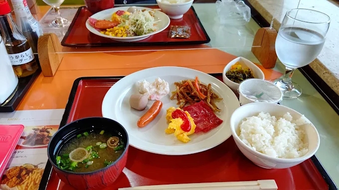밥과 된장국, 달걀, 소시지, 반찬으로 구성된 조식 접시