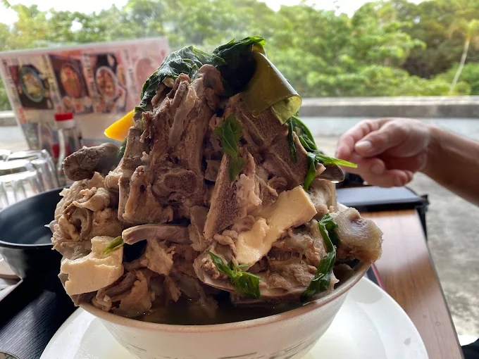 돼지뼈와 채소가 푸짐하게 담긴 오키나와식 뼈국