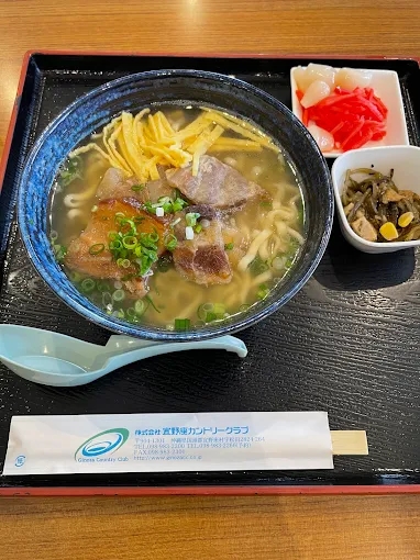 돼지고기와 파가 올라간 오키나와 소바 한 상